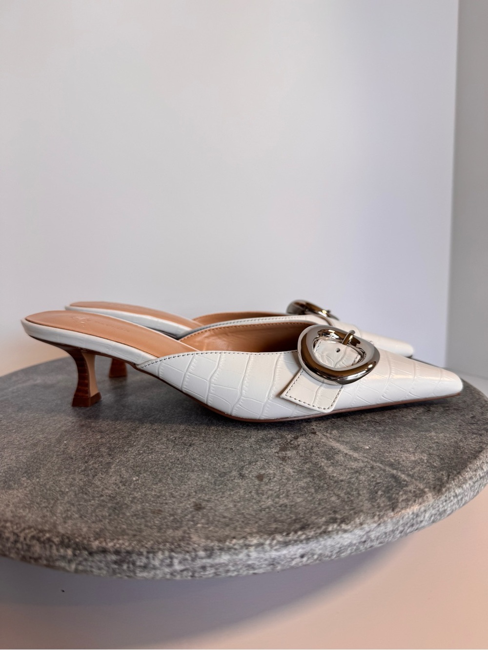 Ann Taylor White Leather Silver Pointed Toe Kitten Heels 6.5 - Picture 5 of 13